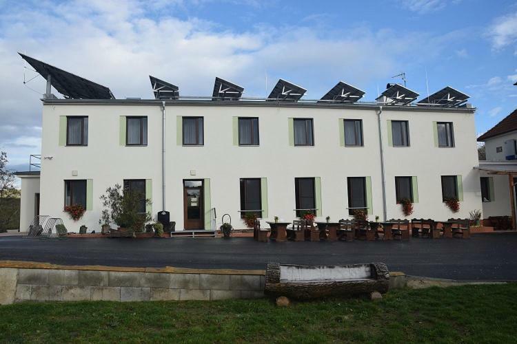 Jeleni Farma Jecmeniste Hotel Vrbovec Zewnętrze zdjęcie