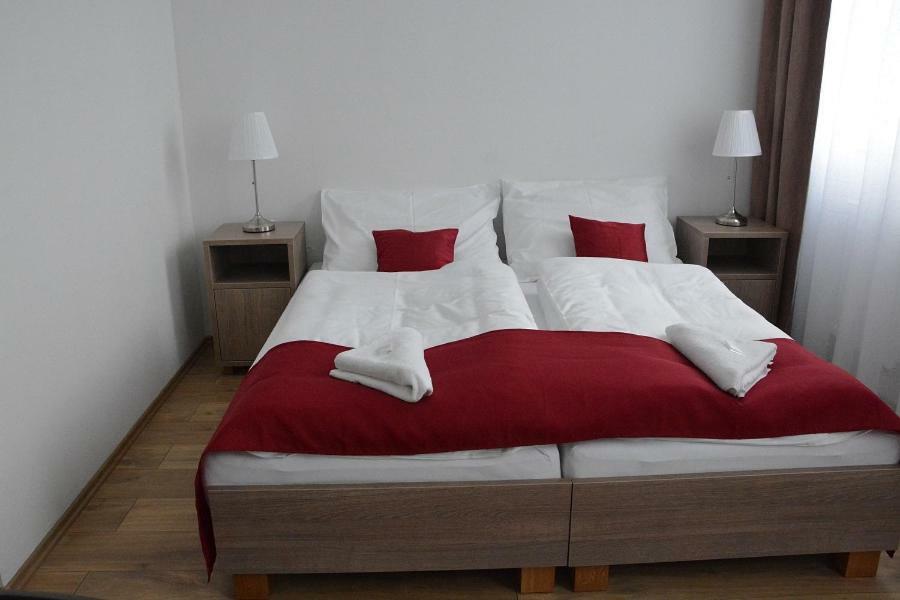 Jeleni Farma Jecmeniste Hotel Vrbovec Zewnętrze zdjęcie