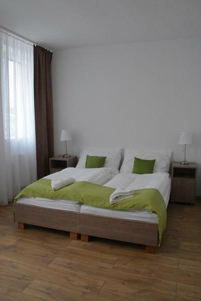 Jeleni Farma Jecmeniste Hotel Vrbovec Zewnętrze zdjęcie